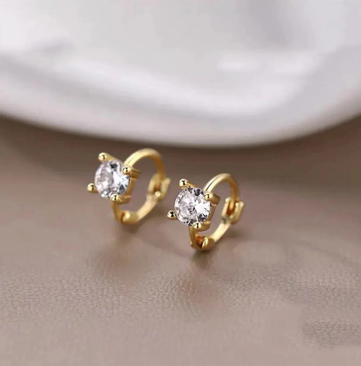 Trendy Cute Sweet Hollow Heart Cz Zircon Hoop Earring Women Classic Shiny Stud Earrings Fashion Small Ear Buckle Female Jewelry